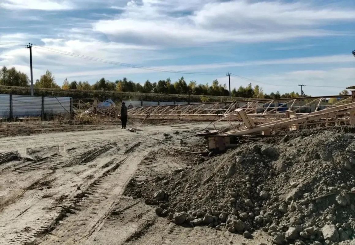 В Бийске машинист пострадал при падении башенного крана, а руководство фирмы мешало врачам оказывать первую помощь пострадавшему