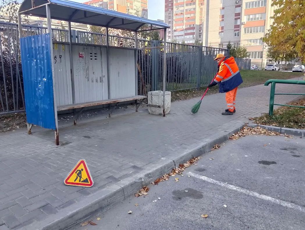 Дорожные рабочие убирают листву и мусор в рамках месячника санитарной очистки
