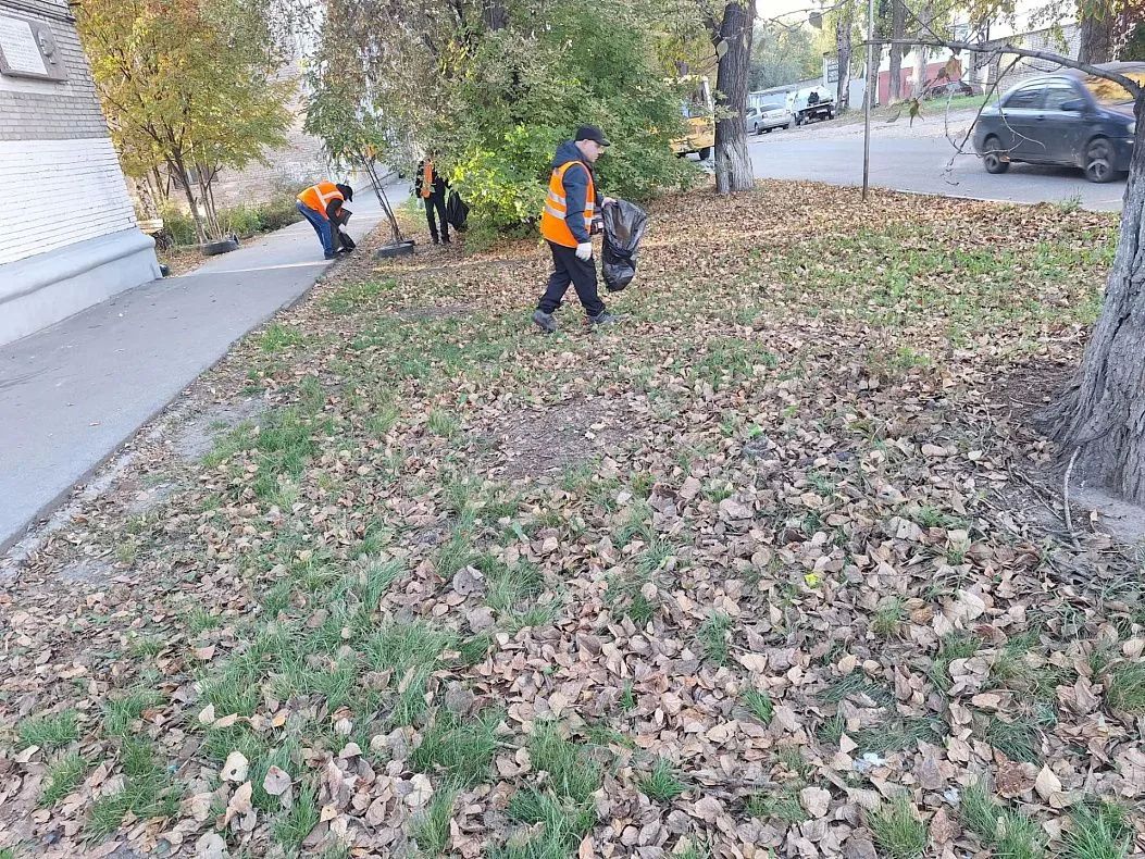 Дорожные рабочие убирают листву и мусор в рамках месячника санитарной очистки Дорожные рабочие убирают листву и мусор в рамках месячника санитарной очистки