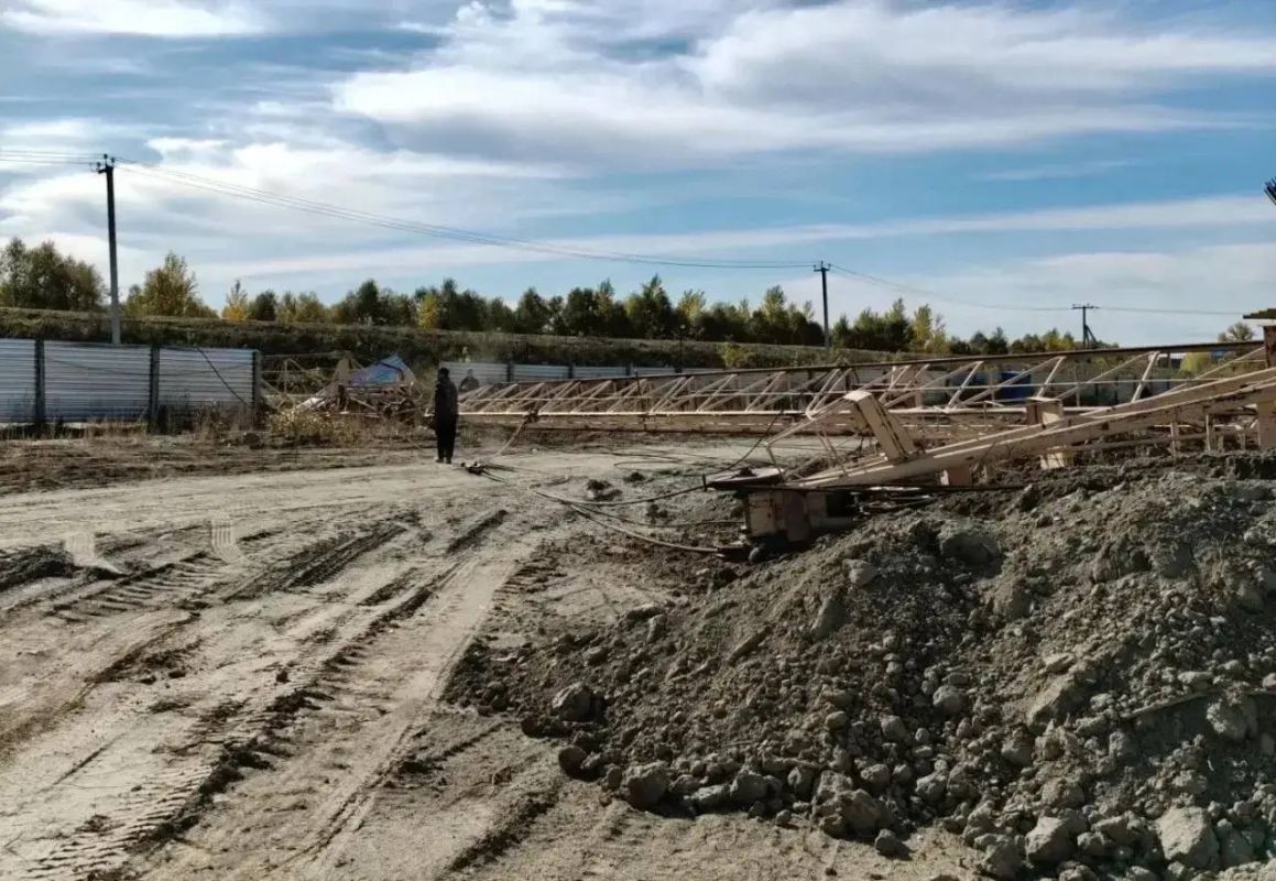 В Бийске на строительной площадке рухнул башенный кран