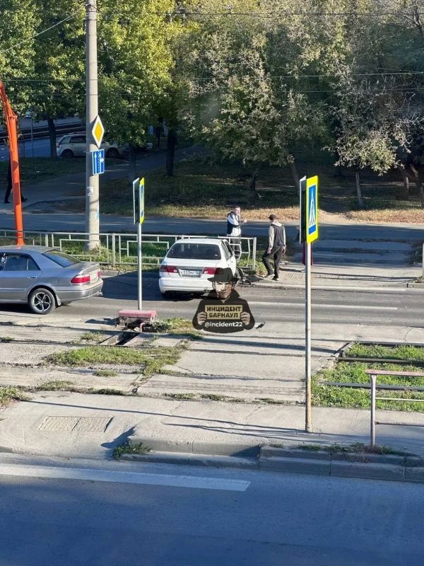 Водитель на «Ниссан Санни» врезался в ограждение и скрылся с места ДТП в Барнауле Водитель на «Ниссан Санни» врезался в ограждение и скрылся с места ДТП в Барнауле