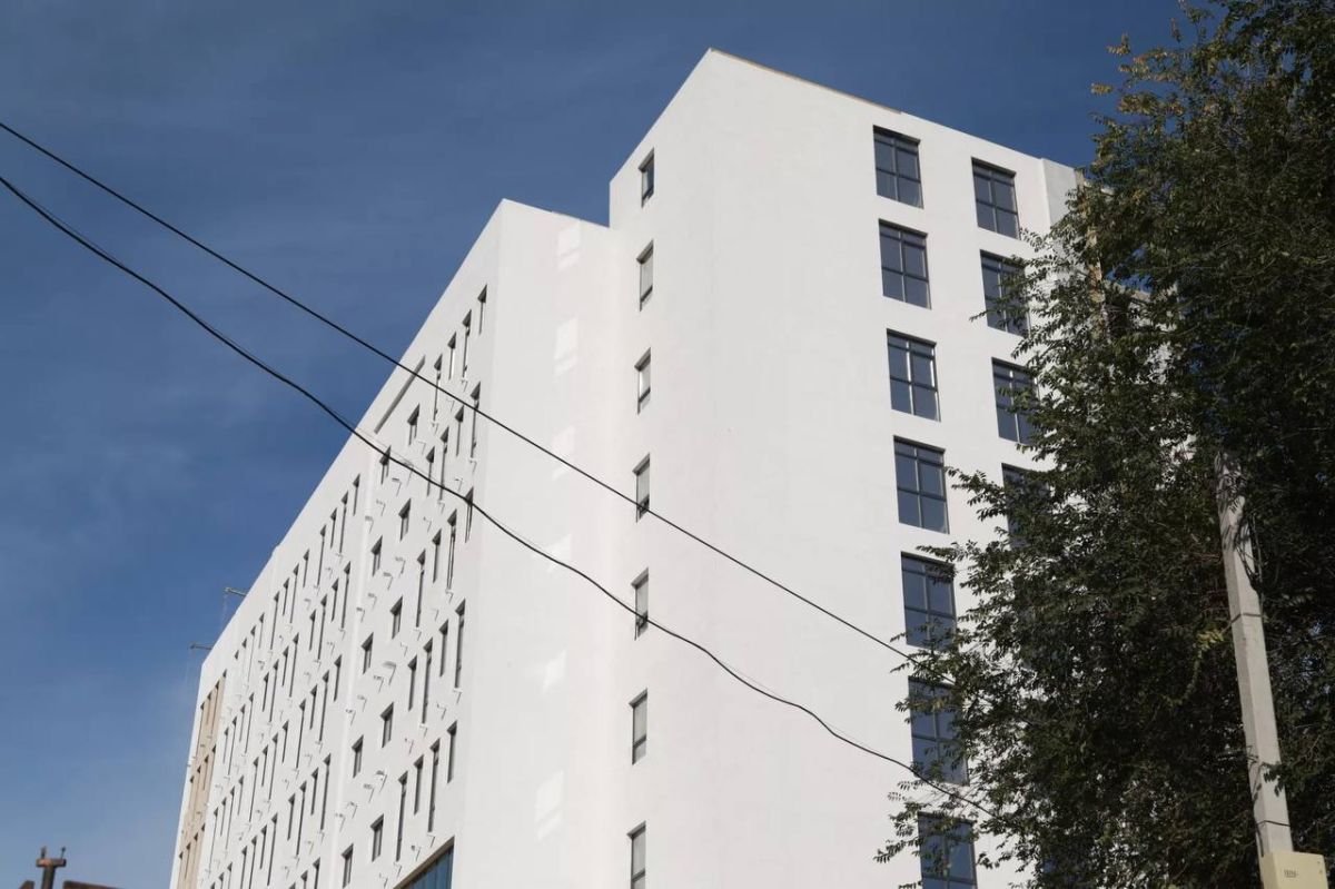 В Барнауле обшивают стены легендарного долгостроя В Барнауле обшивают стены легендарного долгостроя