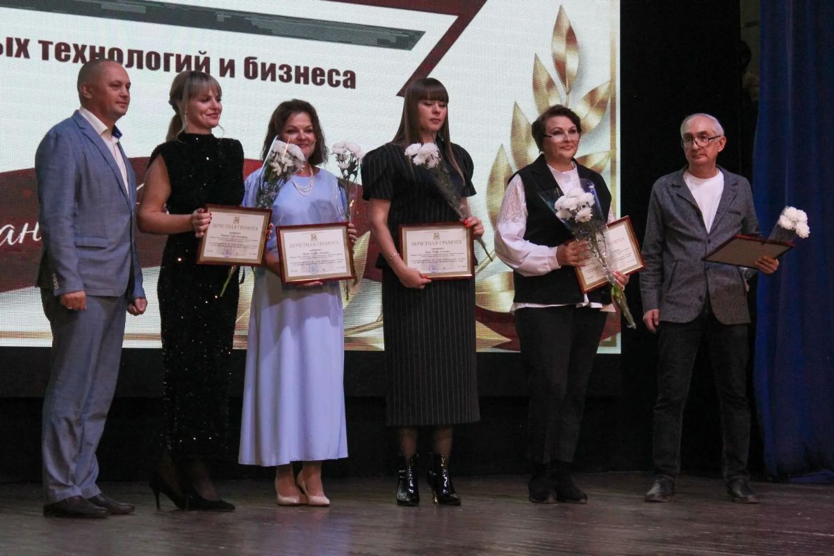 АКПТиБ – 85 лет. В молодёжном центре «Родина» состоялся юбилейный праздничный концерт, посвящённый 85-летию Алтайского колледжа промышленных технологий и бизнеса АКПТиБ – 85 лет. В молодёжном центре «Родина» состоялся юбилейный праздничный концерт, посвящённый 85-летию Алтайского колледжа промышленных технологий и бизнеса