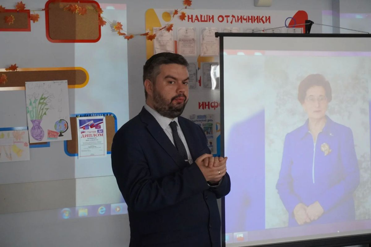 В Барнауле открыли первый учебный класс в память о заслуженном учителе В Барнауле открыли первый учебный класс в память о заслуженном учителе