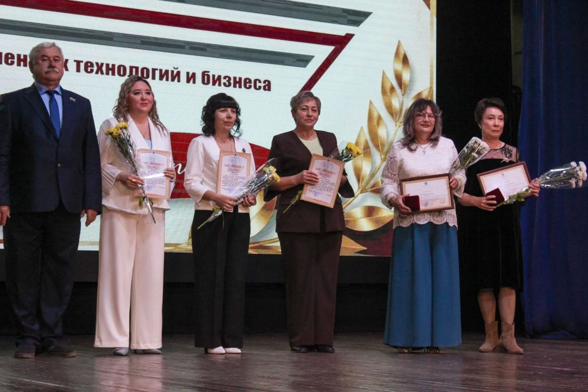 АКПТиБ – 85 лет. В молодёжном центре «Родина» состоялся юбилейный праздничный концерт, посвящённый 85-летию Алтайского колледжа промышленных технологий и бизнеса АКПТиБ – 85 лет. В молодёжном центре «Родина» состоялся юбилейный праздничный концерт, посвящённый 85-летию Алтайского колледжа промышленных технологий и бизнеса