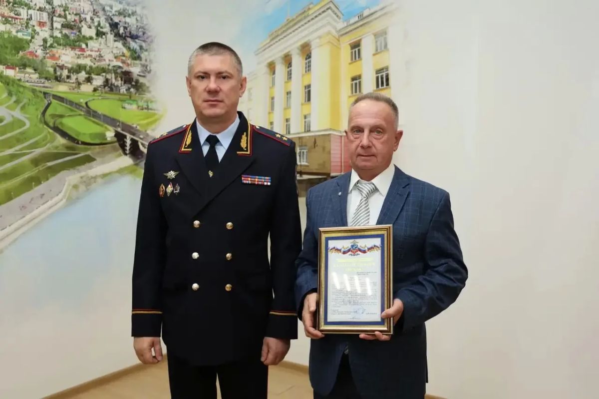 Руководитель ГУ МВД России по Алтайскому краю поздравил сотрудников и ветеранов уголовного розыска с профессиональным праздником Руководитель ГУ МВД России по Алтайскому краю поздравил сотрудников и ветеранов уголовного розыска с профессиональным праздником