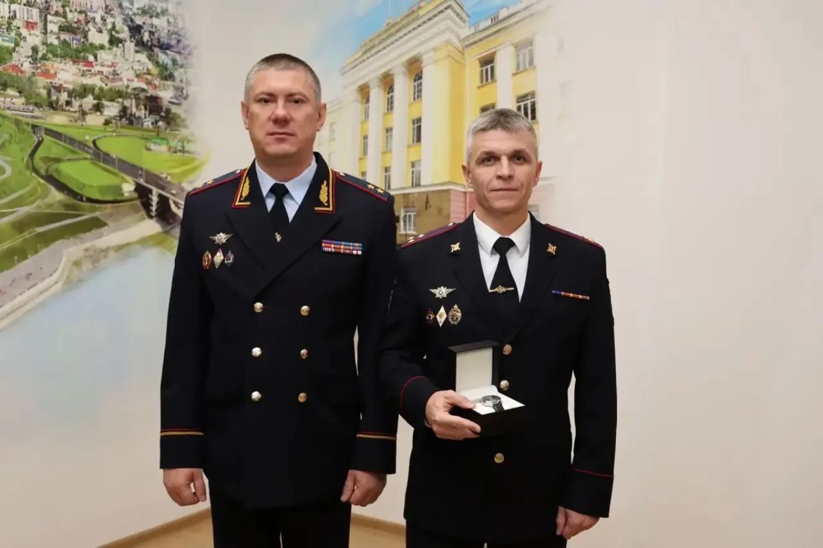 Руководитель ГУ МВД России по Алтайскому краю поздравил сотрудников и ветеранов уголовного розыска с профессиональным праздником Руководитель ГУ МВД России по Алтайскому краю поздравил сотрудников и ветеранов уголовного розыска с профессиональным праздником