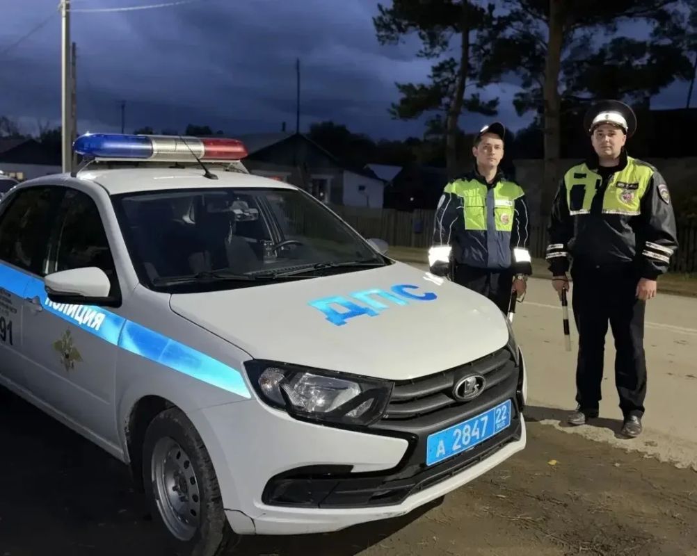 В Змеиногорске сотрудники Госавтоинспекции спасли человека из горящего дома