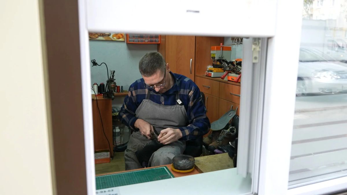 Заказы со всей страны и миллионы просмотров: как барнаульский сапожник Александр Лущик стал звездой интернета Заказы со всей страны и миллионы просмотров: как барнаульский сапожник Александр Лущик стал звездой интернета
