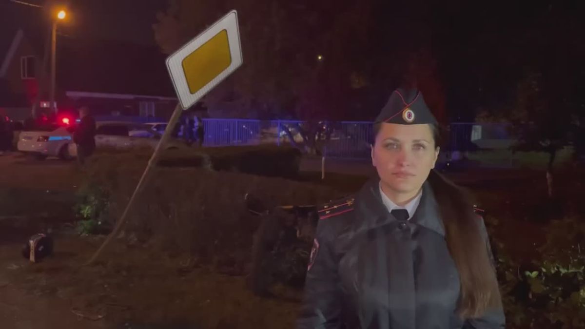 Сотрудники Госавтоинспекции устанавливают обстоятельства ДТП, в результате которого погиб несовершеннолетний мотоциклист