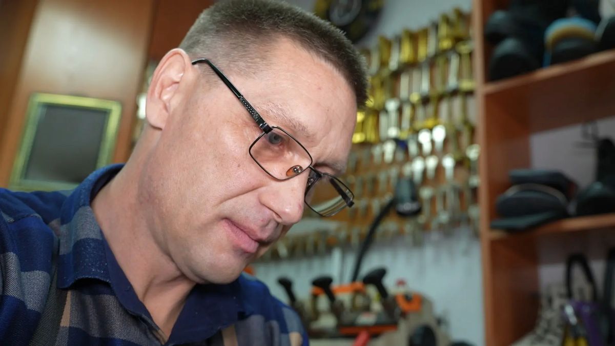 Заказы со всей страны и миллионы просмотров: как барнаульский сапожник Александр Лущик стал звездой интернета Заказы со всей страны и миллионы просмотров: как барнаульский сапожник Александр Лущик стал звездой интернета