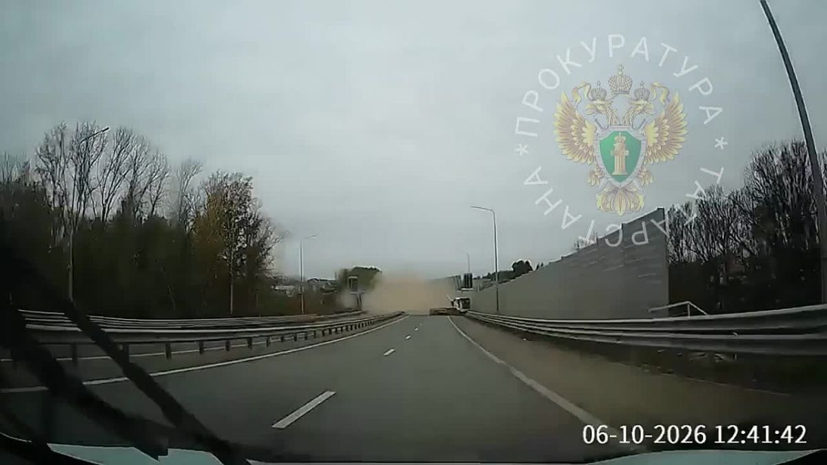 В Татарстане грузовой автомобиль предположительно врезался в опору надземного пешеходного перехода, после чего конструкция обрушилась на проезжую часть