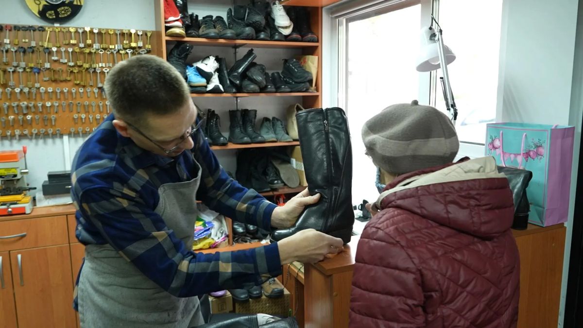 Заказы со всей страны и миллионы просмотров: как барнаульский сапожник Александр Лущик стал звездой интернета Заказы со всей страны и миллионы просмотров: как барнаульский сапожник Александр Лущик стал звездой интернета