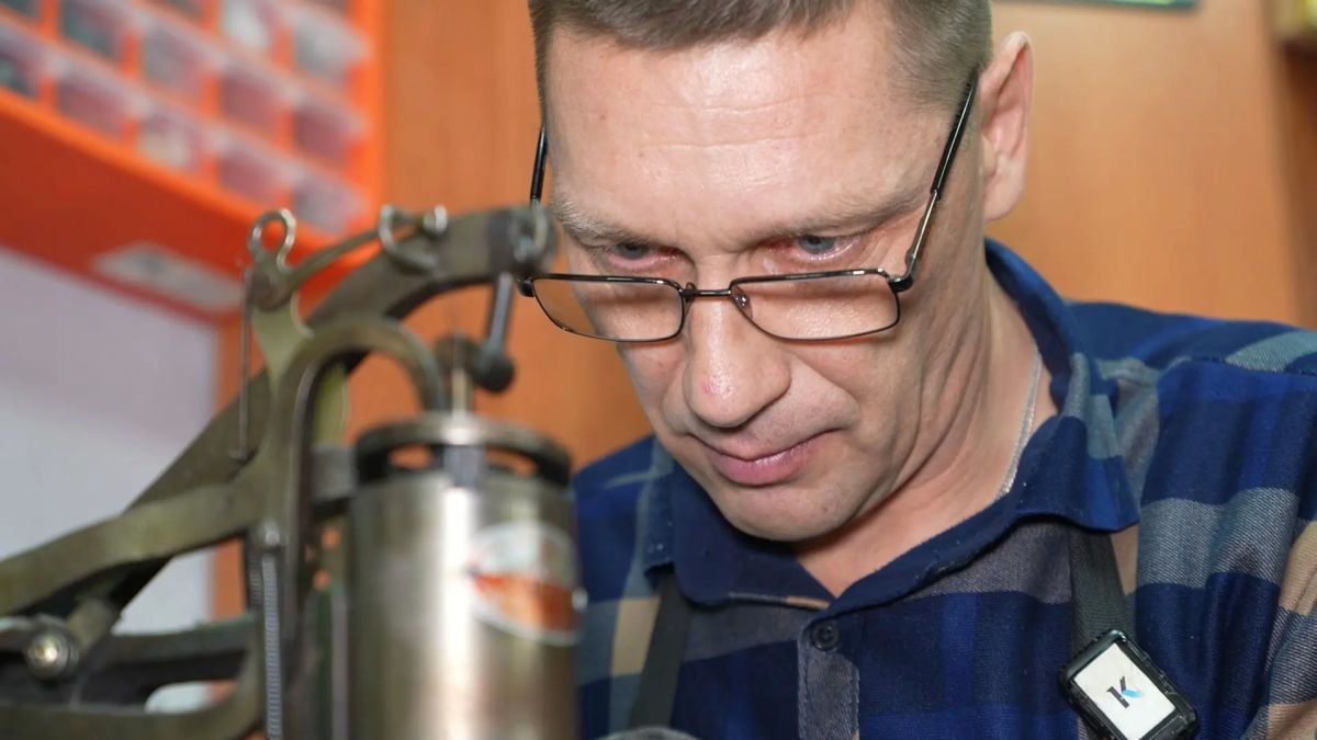 Заказы со всей страны и миллионы просмотров: как барнаульский сапожник Александр Лущик стал звездой интернета Заказы со всей страны и миллионы просмотров: как барнаульский сапожник Александр Лущик стал звездой интернета
