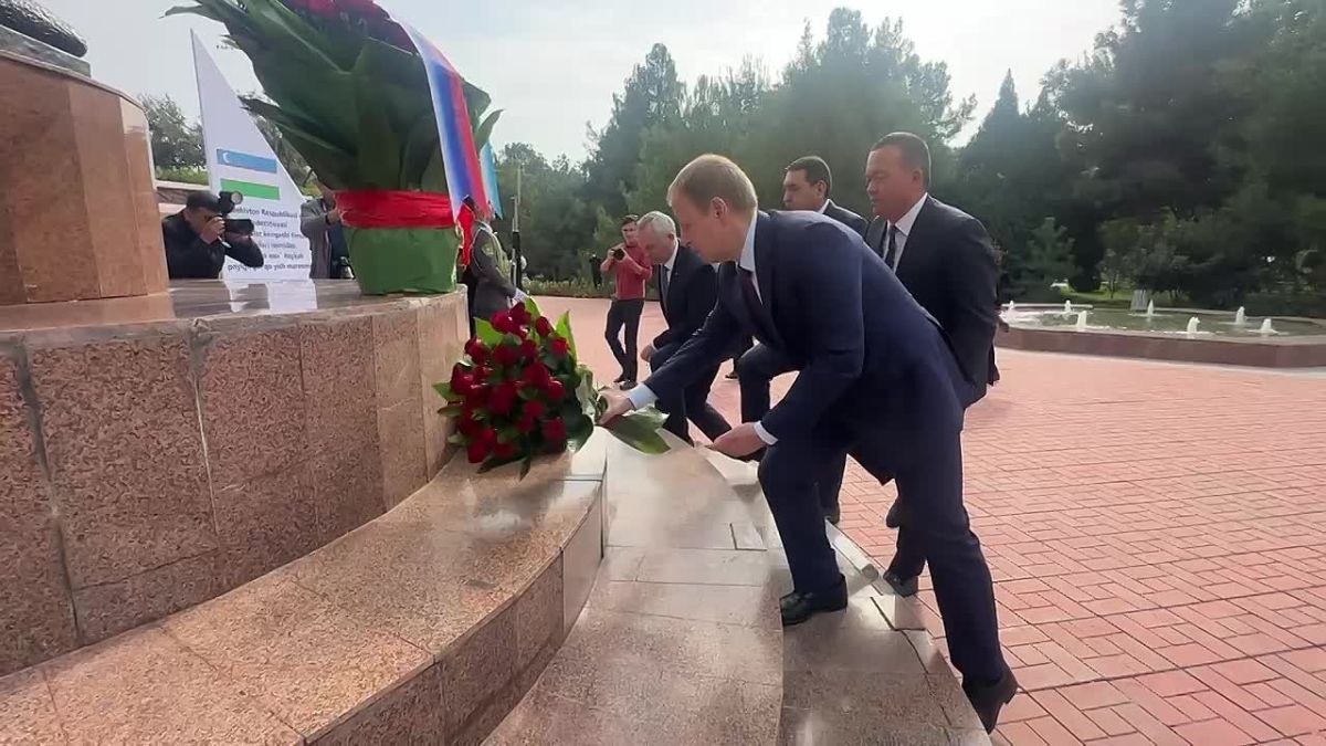 Виктор Томенко: Во время рабочего визита в Узбекистан принял участие в возложении цветов к памятнику «Скорбящая мать» в Фергане