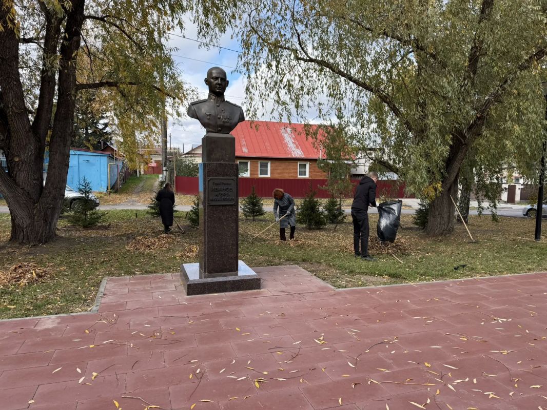 В Барнауле волонтёры очистили Аллею Ветеранов В Барнауле волонтёры очистили Аллею Ветеранов
