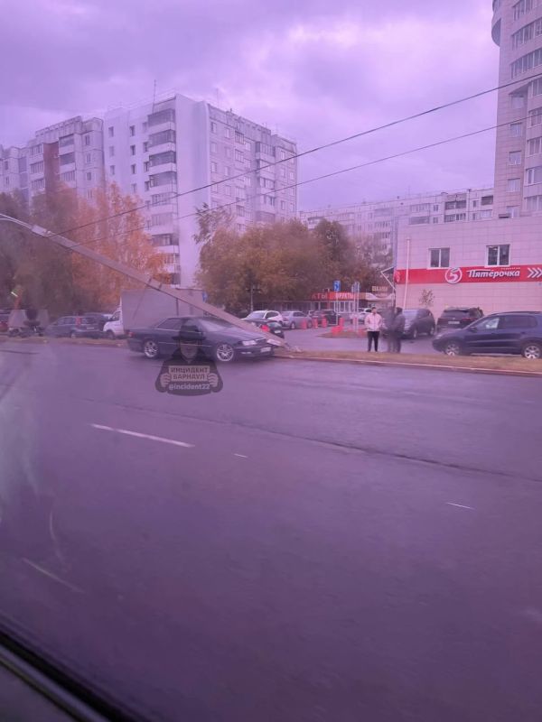 Toyota Mark II врезалась в электроопору днем 7 октября на Павловском тракте в Барнауле
