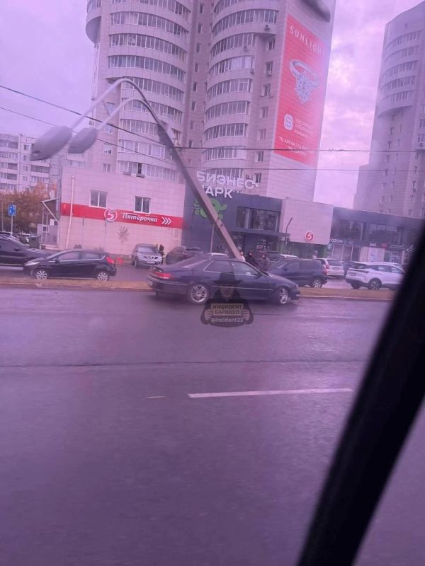 Toyota Mark II врезалась в электроопору днем 7 октября на Павловском тракте в Барнауле Toyota Mark II врезалась в электроопору днем 7 октября на Павловском тракте в Барнауле