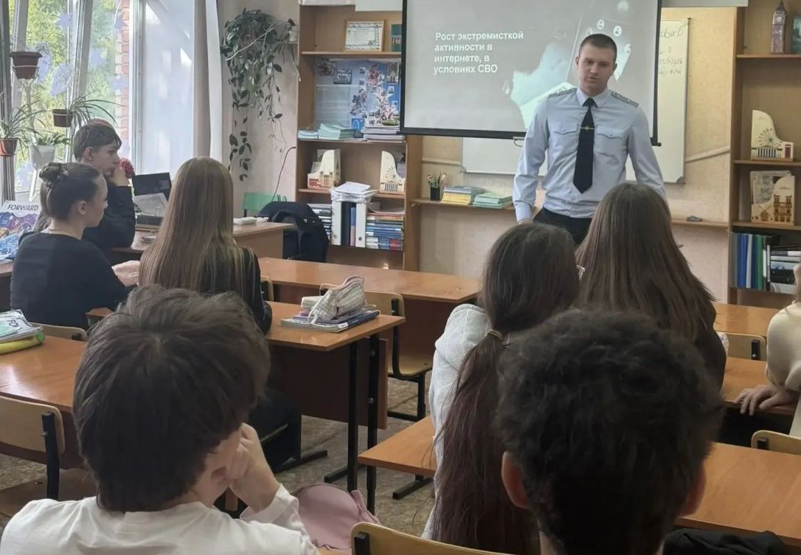 Вопросы комплексной безопасности обсудили с барнаульскими школьниками Вопросы комплексной безопасности обсудили с барнаульскими школьниками