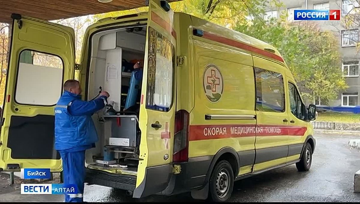 Подростка, на которого в Солтонском районе напал медведь, доставили в Москву для продолжения лечения