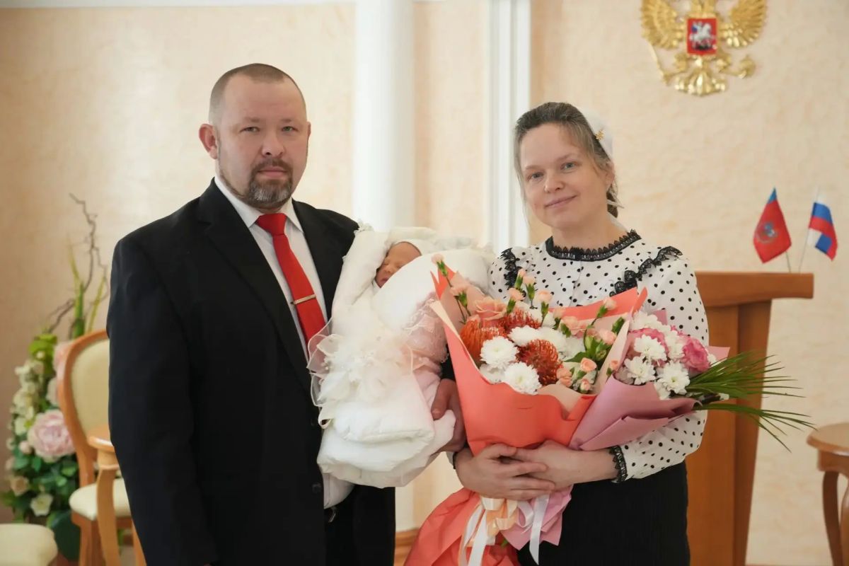 Многодетную семью из Бийска поздравили с рождением 12-го ребёнка