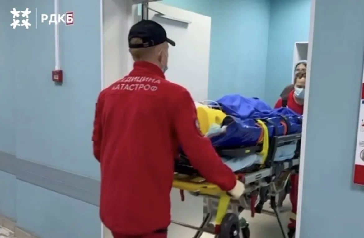 Подростка, пережившего нападение медведя в Алтайском крае, доставили в Москву Подростка, пережившего нападение медведя в Алтайском крае, доставили в Москву