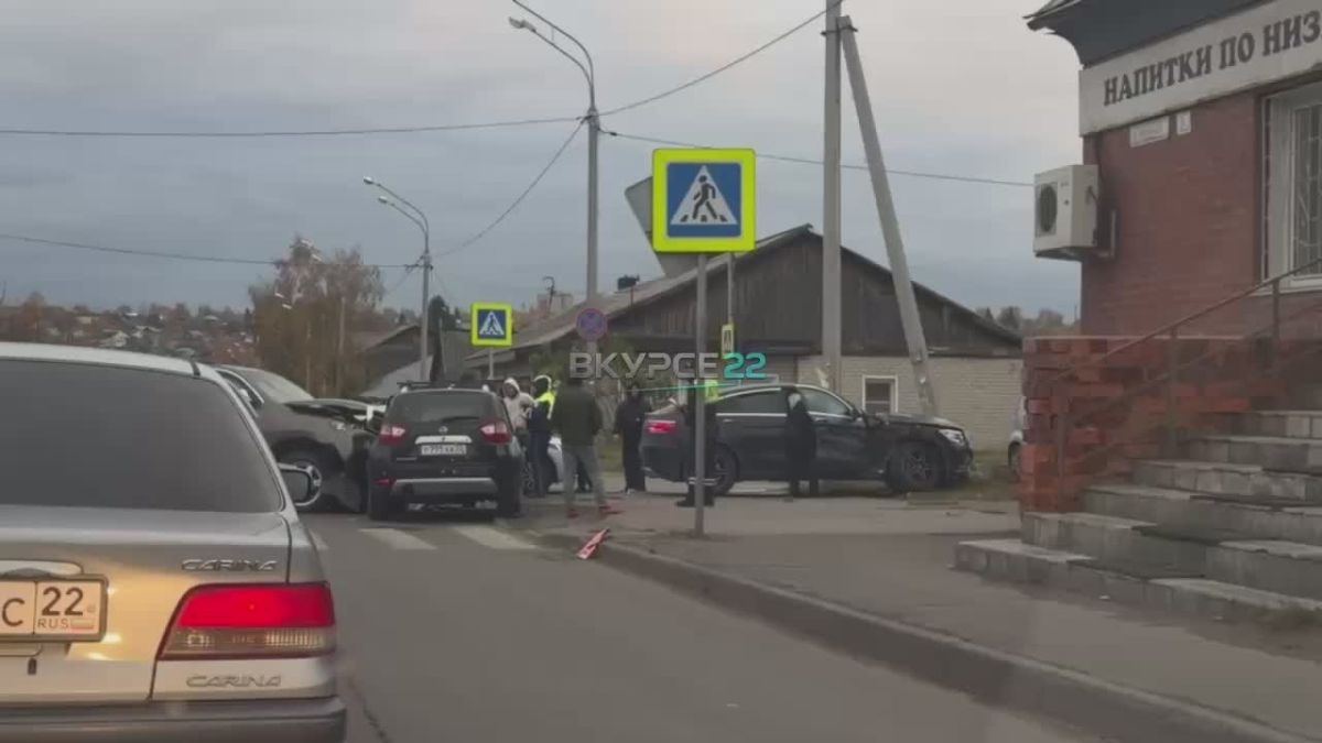 Три автомобиля столкнулись в Барнауле: пострадали два человека