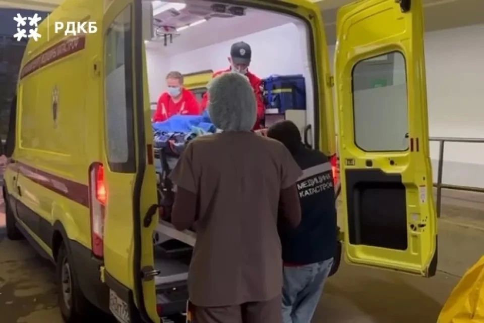 Подростка, пережившего нападение медведя в Алтайском крае, доставили в Москву