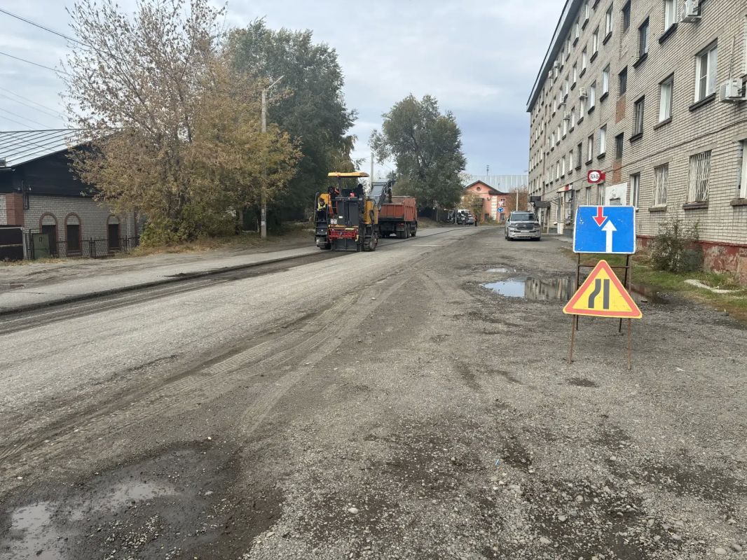 В Бийске продолжается ремонт проезжей части переулка Гастелло