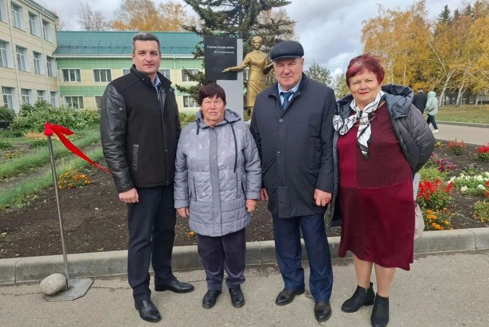 В Родинском районе установили памятник учителям