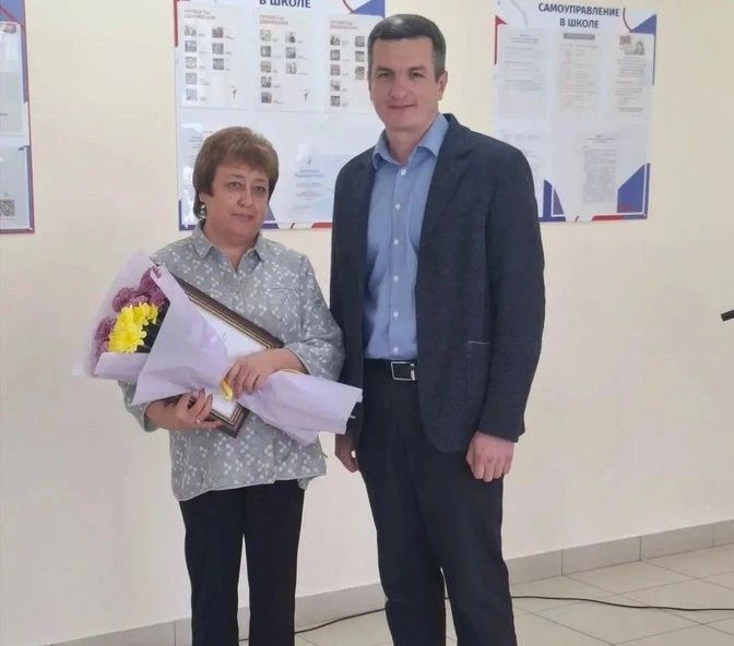 В Родинском районе установили памятник учителям В Родинском районе установили памятник учителям
