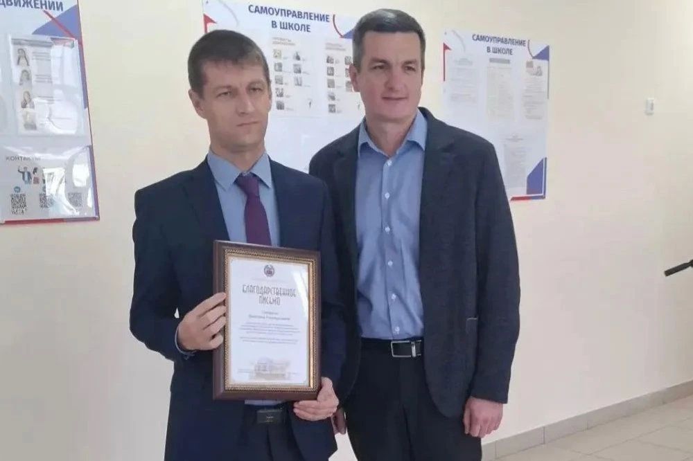 В Родинском районе установили памятник учителям В Родинском районе установили памятник учителям