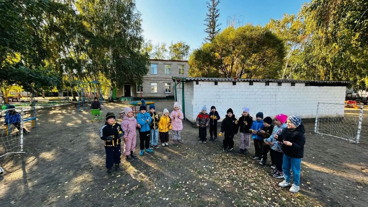 Осень радует яркими красками листвы деревьев и, конечно, тёплыми солнечными днями Осень радует яркими красками листвы деревьев и, конечно, тёплыми солнечными днями