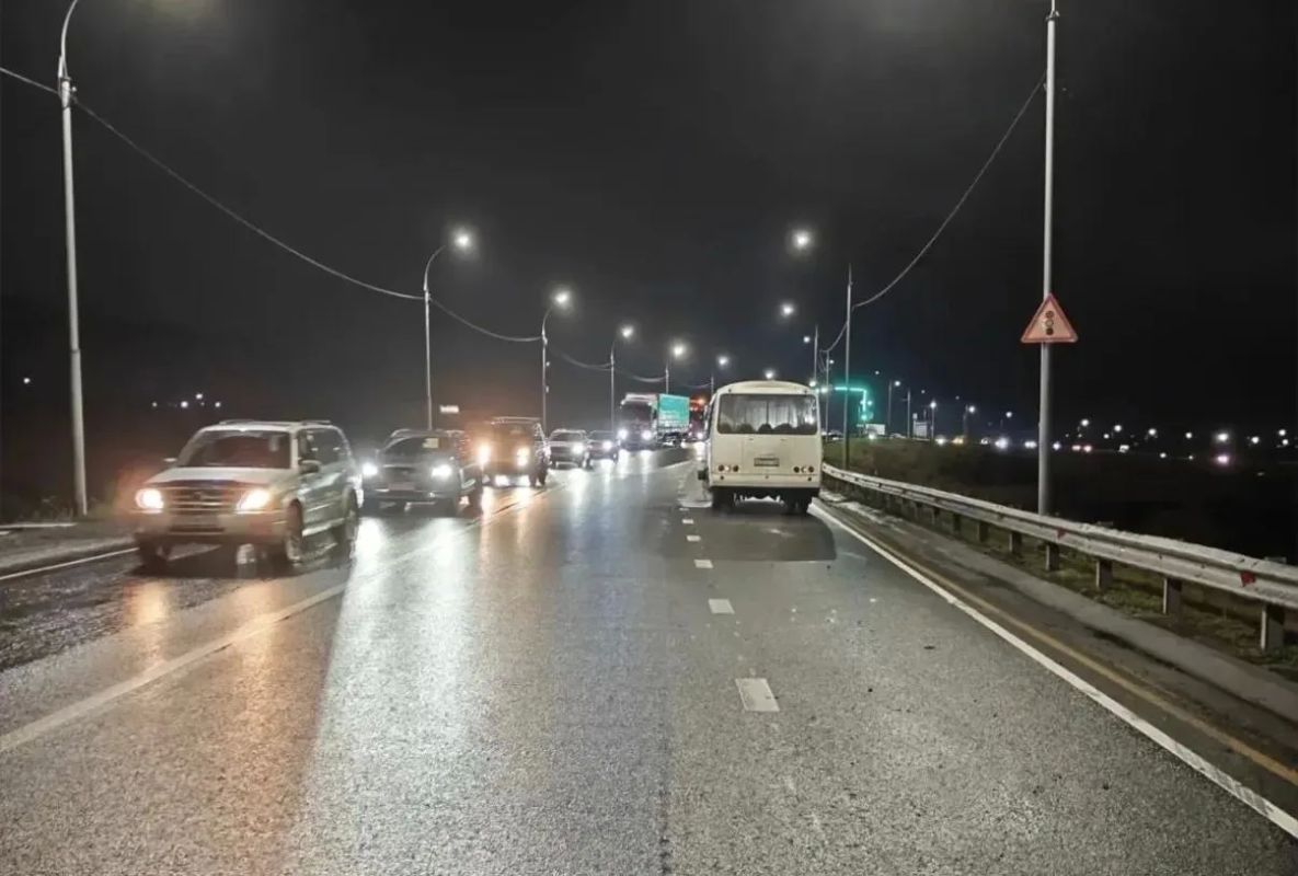 Водитель легковушки погиб после столкновения с автобусом и грузовиком на Чуйском тракте