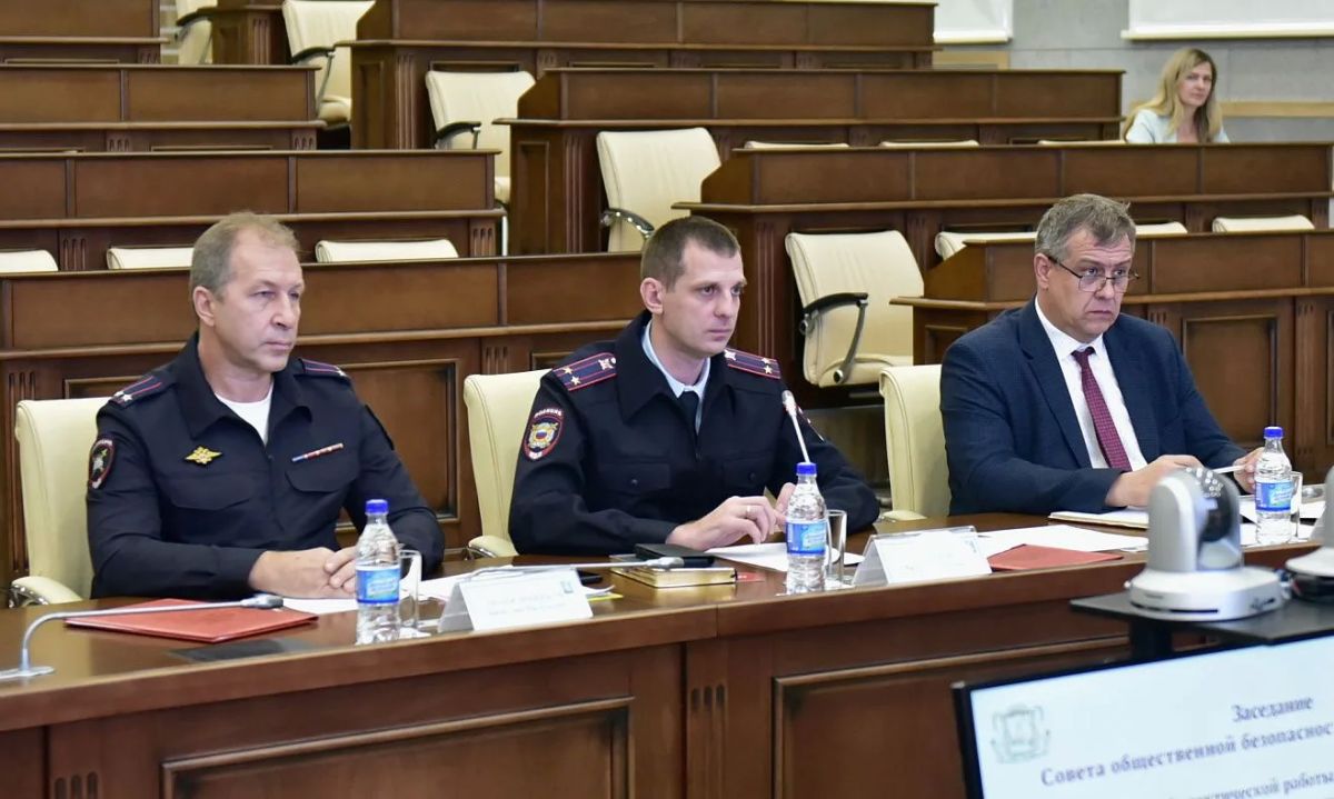В Барнауле обсудили безопасность на дорогах, профилактику интернет-мошенничеств и пожаров В Барнауле обсудили безопасность на дорогах, профилактику интернет-мошенничеств и пожаров