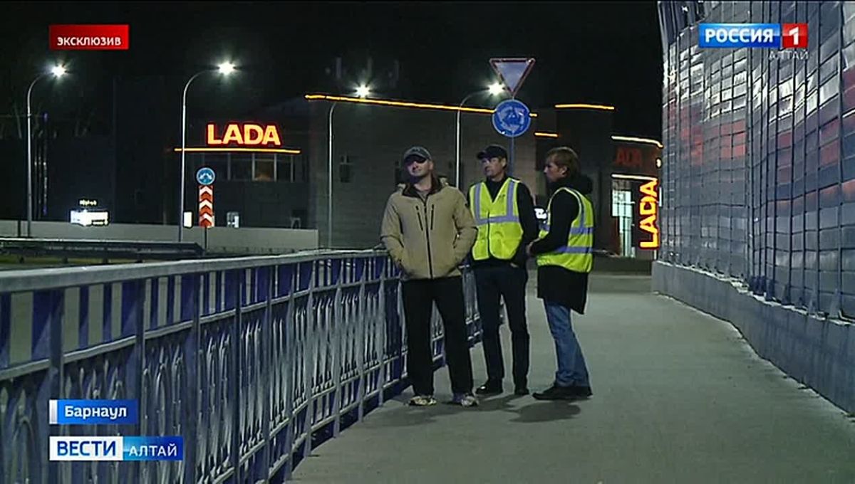 В Барнауле завершили монтаж подсветки на развязке Змеиногорского тракта