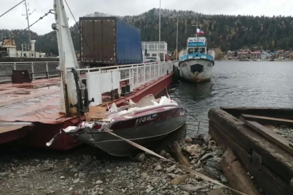 В Республике Алтай при столкновении с баржей погиб водитель катера