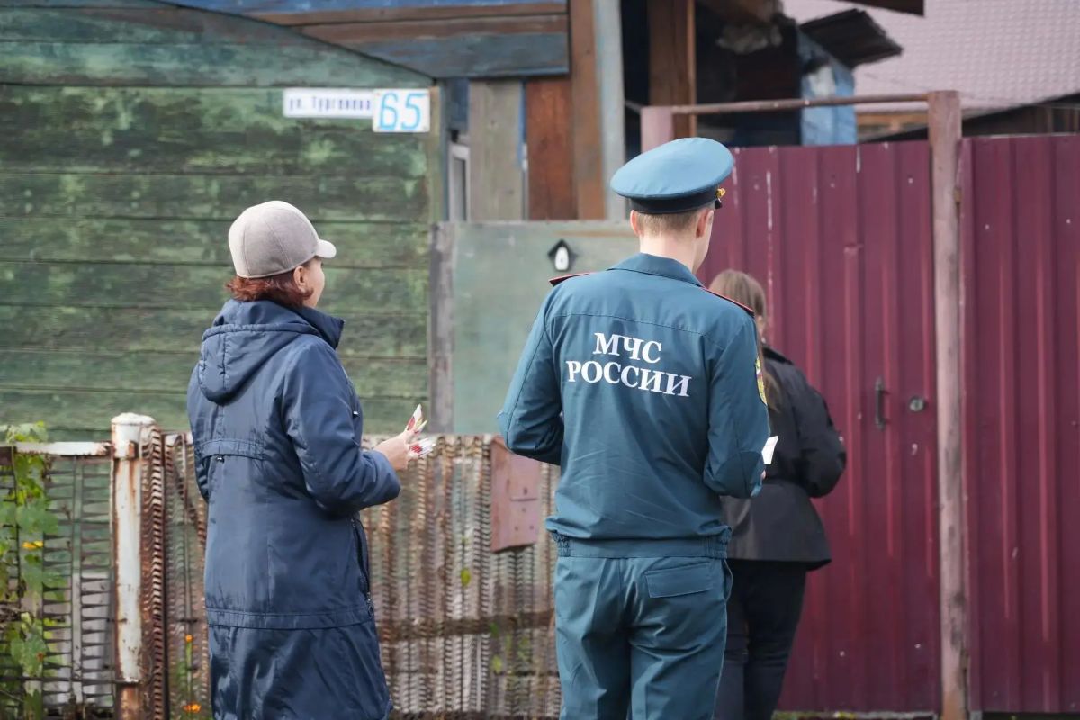 Топим печь правильно: бийчанам напомнили о пожарной безопасности