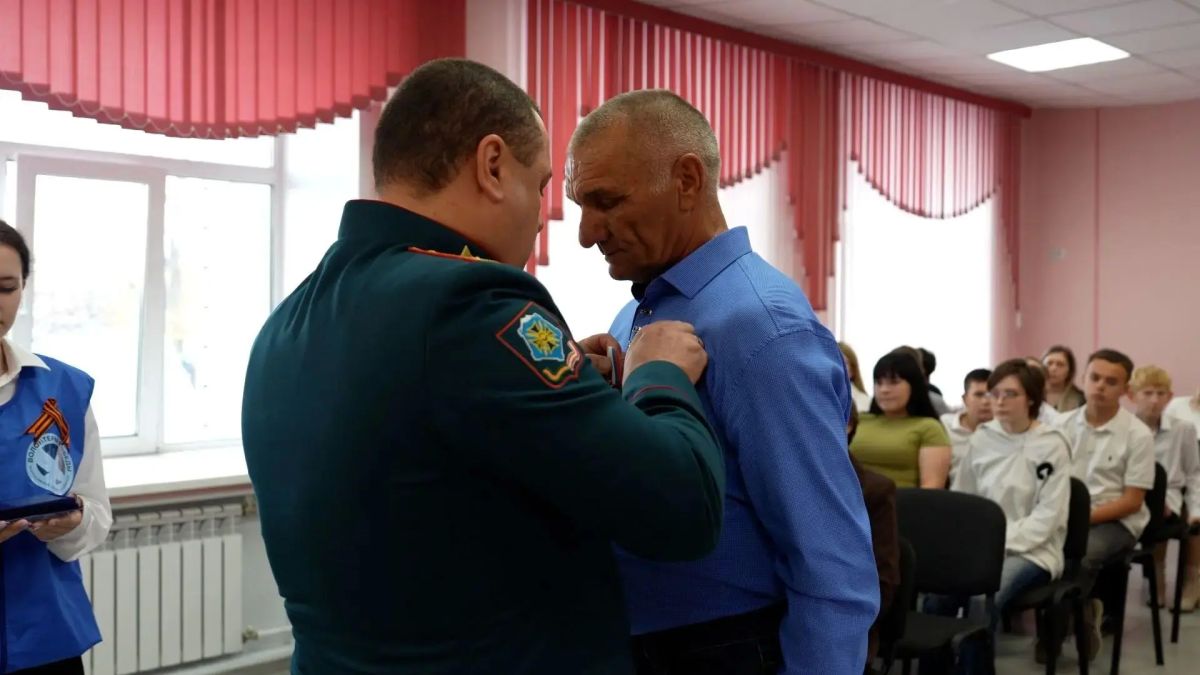 Константин Молчанов вручил медали «Отец солдата» жителям Алейского района Константин Молчанов вручил медали «Отец солдата» жителям Алейского района