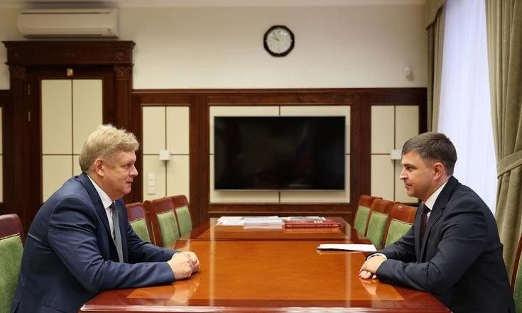 Полномочный представитель Президента Российской Федерации в Сибирском федеральном округе Анатолий Серышев провёл рабочую встречу с начальником Западно-Сибирской железной дороги Евгением Вейде