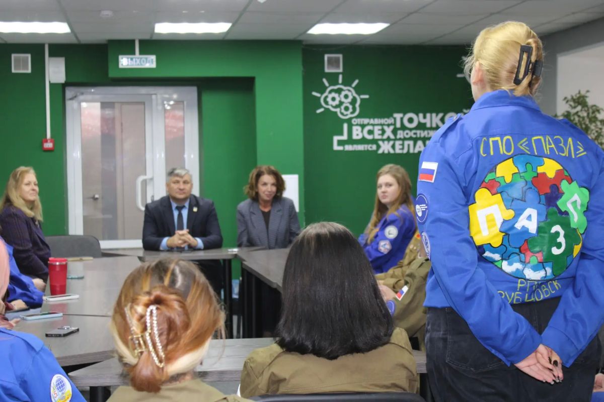 Глава города Игорь Башмаков встретился с командным составом Штаба студенческих отрядов Рубцовска Глава города Игорь Башмаков встретился с командным составом Штаба студенческих отрядов Рубцовска