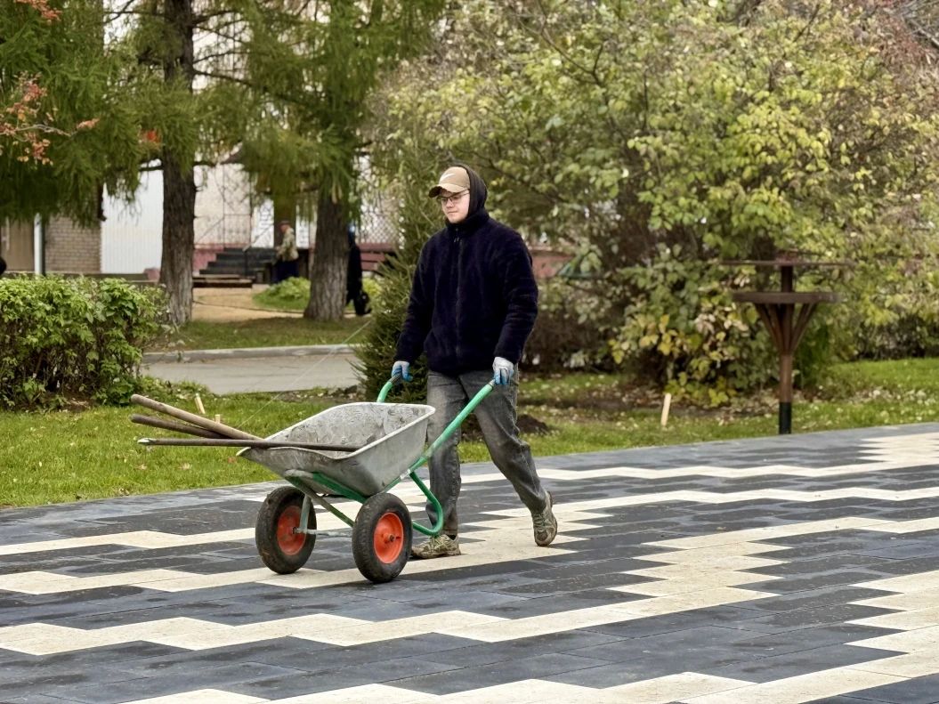 В поселке Южном в Барнауле подходит к завершению первый этап обновления аллеи имени А. И. Чепурко В поселке Южном в Барнауле подходит к завершению первый этап обновления аллеи имени А. И. Чепурко