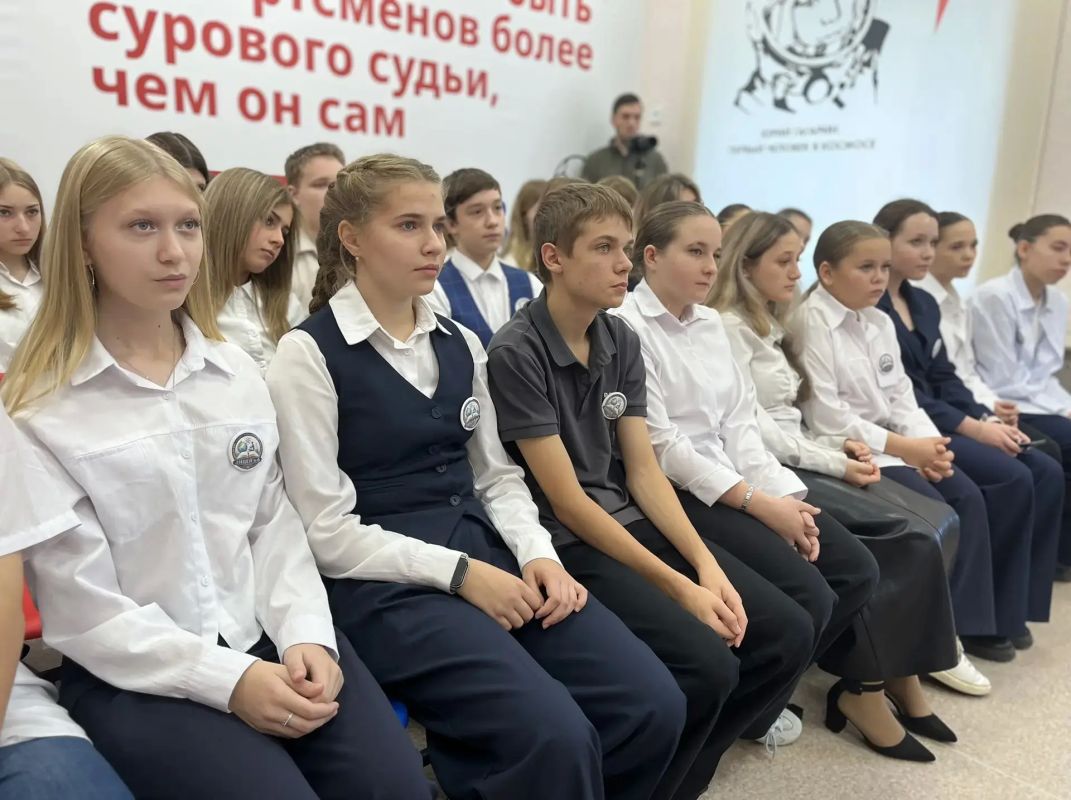 «А если не мы, то кто…». Сегодня в лицее № 6 прошёл урок «Разговор о важном», посвященный патриотизму «А если не мы, то кто…». Сегодня в лицее № 6 прошёл урок «Разговор о важном», посвященный патриотизму