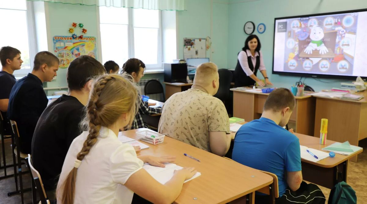 В России предложили перенести начало школьных занятий с 08:00 на 9:00 в осенне-зимний период