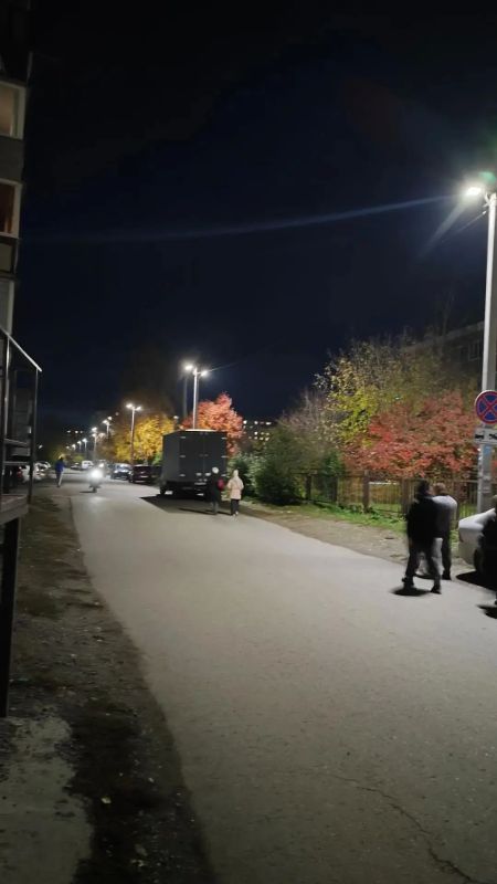 После модернизации пришкольного стадиона продолжили работы по благоустройству территории Гимназии № 1 После модернизации пришкольного стадиона продолжили работы по благоустройству территории Гимназии № 1