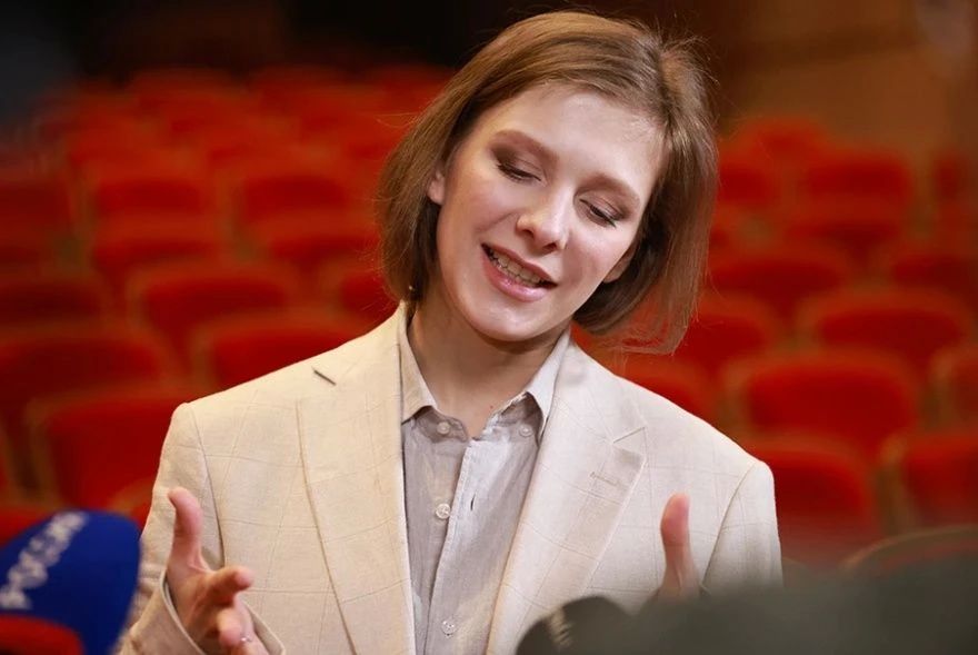 Актриса Лиза Арзамасова не смогла вылететь из Москвы в Барнаул из-за задержек и отмены рейсов в столичных аэропортах