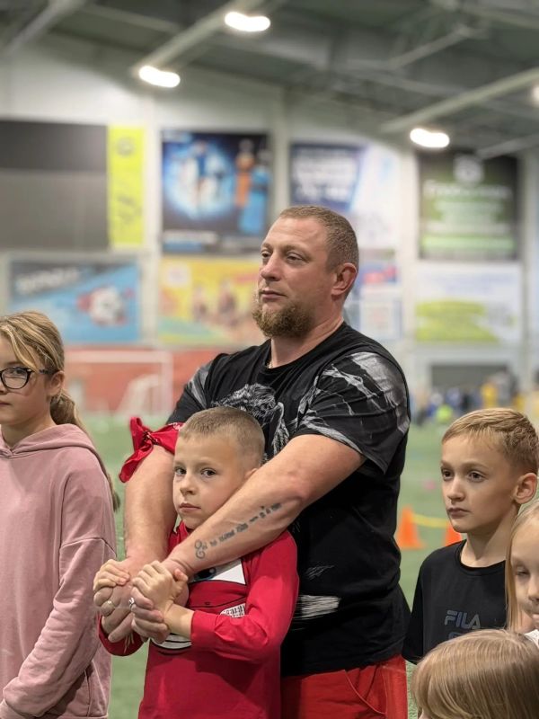 Медали «Отец солдата» вручили на спортивном фестивале ко Дню отца в Барнауле Медали «Отец солдата» вручили на спортивном фестивале ко Дню отца в Барнауле