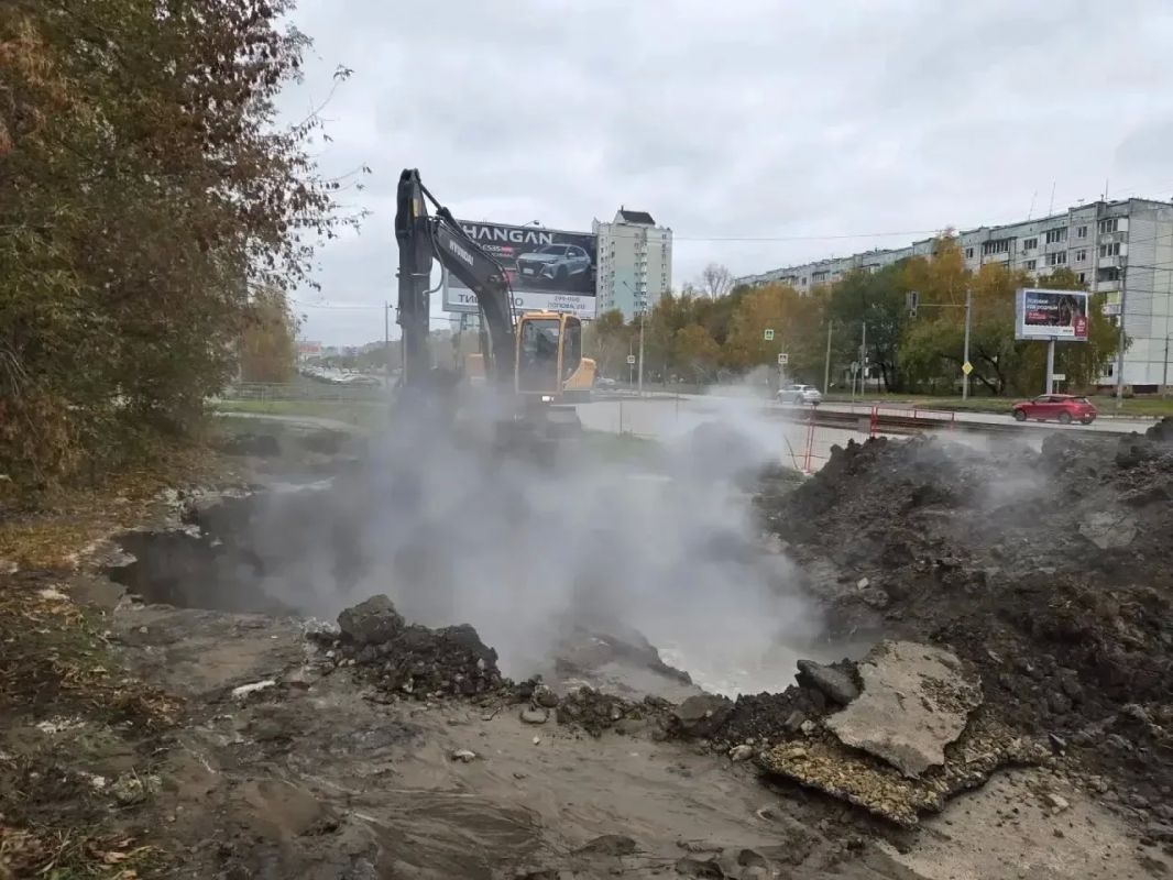 В Барнауле продолжают устранять аварию на теплосети на улице Попова В Барнауле продолжают устранять аварию на теплосети на улице Попова