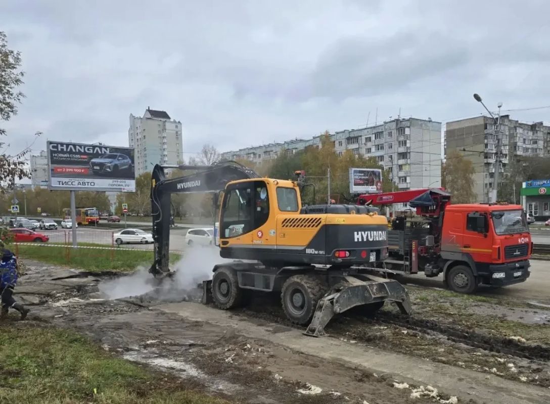 На месте аварии на улице Попова в Барнауле работают 13 человек и пять единиц спецтехники