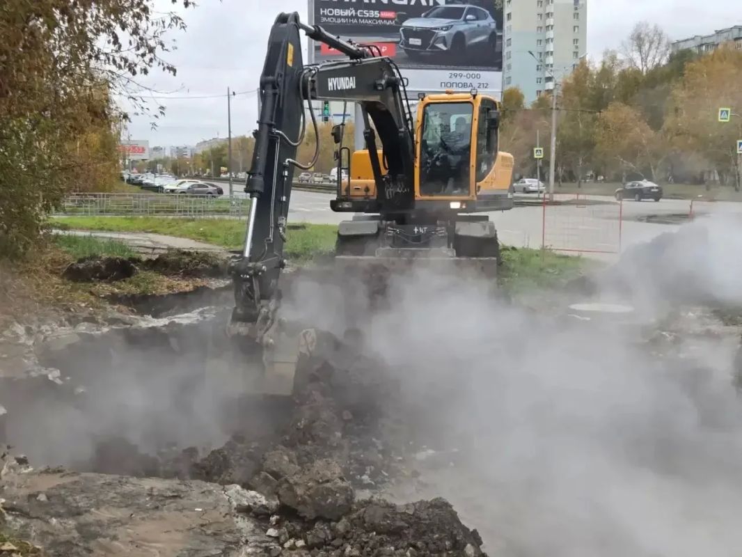 В Барнауле продолжают устранять аварию на теплосети на улице Попова В Барнауле продолжают устранять аварию на теплосети на улице Попова